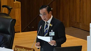 दुनिया की खबरें: थाईलैंड की अदालत ने PM को पद से किया सस्पेंड और जेलेंस्की ने गोलाबारी को लेकर दी चेतावनी