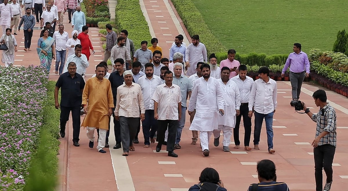 आप विधायकों के साथ राजघाट जाते हुए अरविंद केजरीवाल