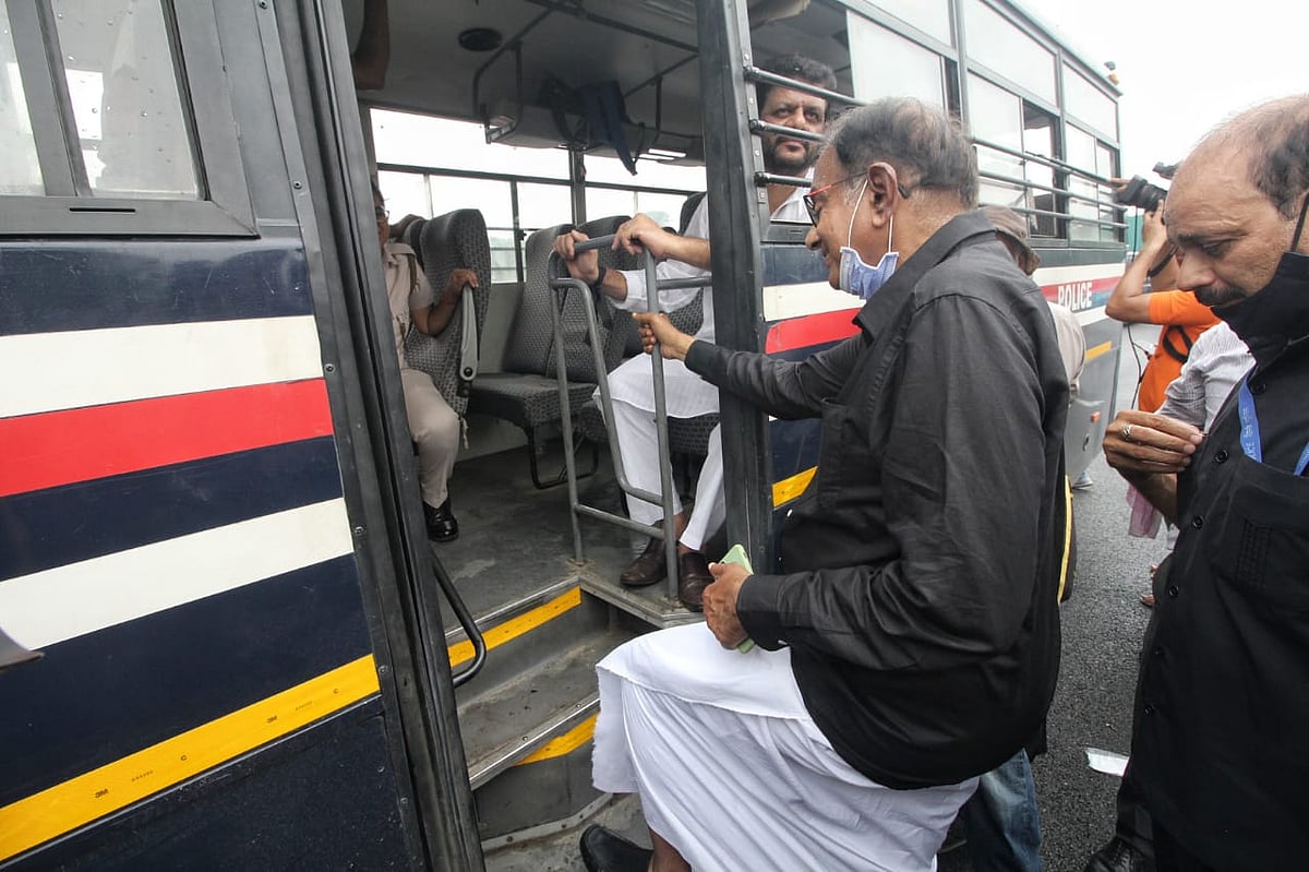 महंगाई-बेरोजगारी के खिलाफ हल्लाबोल: राहुल गांधी समेत कई नेता पुलिस हिरासत में, कहा- लोकतंत्र की हो रही है हत्या