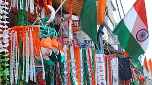 हर घर तिरंगा अभियान: कहीं राशन के साथ तिरंगा खरीदने का दबाव, तो कहीं वेतन से काटे जा रहे झंडे के पैसे!