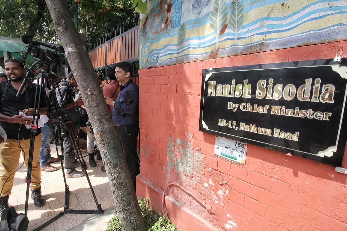 दिल्ली के डिप्टी सीएम मनीष सिसोदिया के घर CBI का छापा, जानें सिसोदिया पर आरोप क्या है?