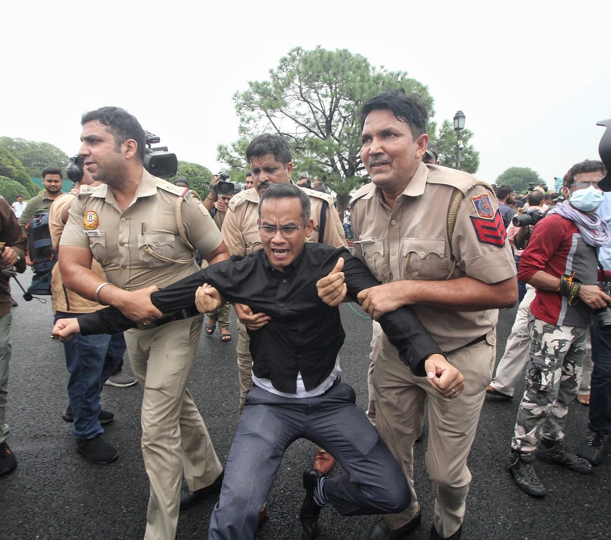 महंगाई-बेरोजगारी के खिलाफ हल्लाबोल: राहुल गांधी समेत कई नेता पुलिस हिरासत में, कहा- लोकतंत्र की हो रही है हत्या