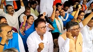बिहार में नीतीश के झटके से सकते में BJP, पटना कार्यालय में धरने पर बैठे प्रदेश के सभी नेता