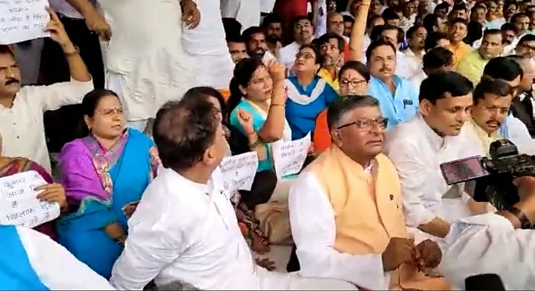 बिहार में नीतीश के झटके से सकते में BJP, पटना कार्यालय में धरने पर बैठे प्रदेश के सभी नेता