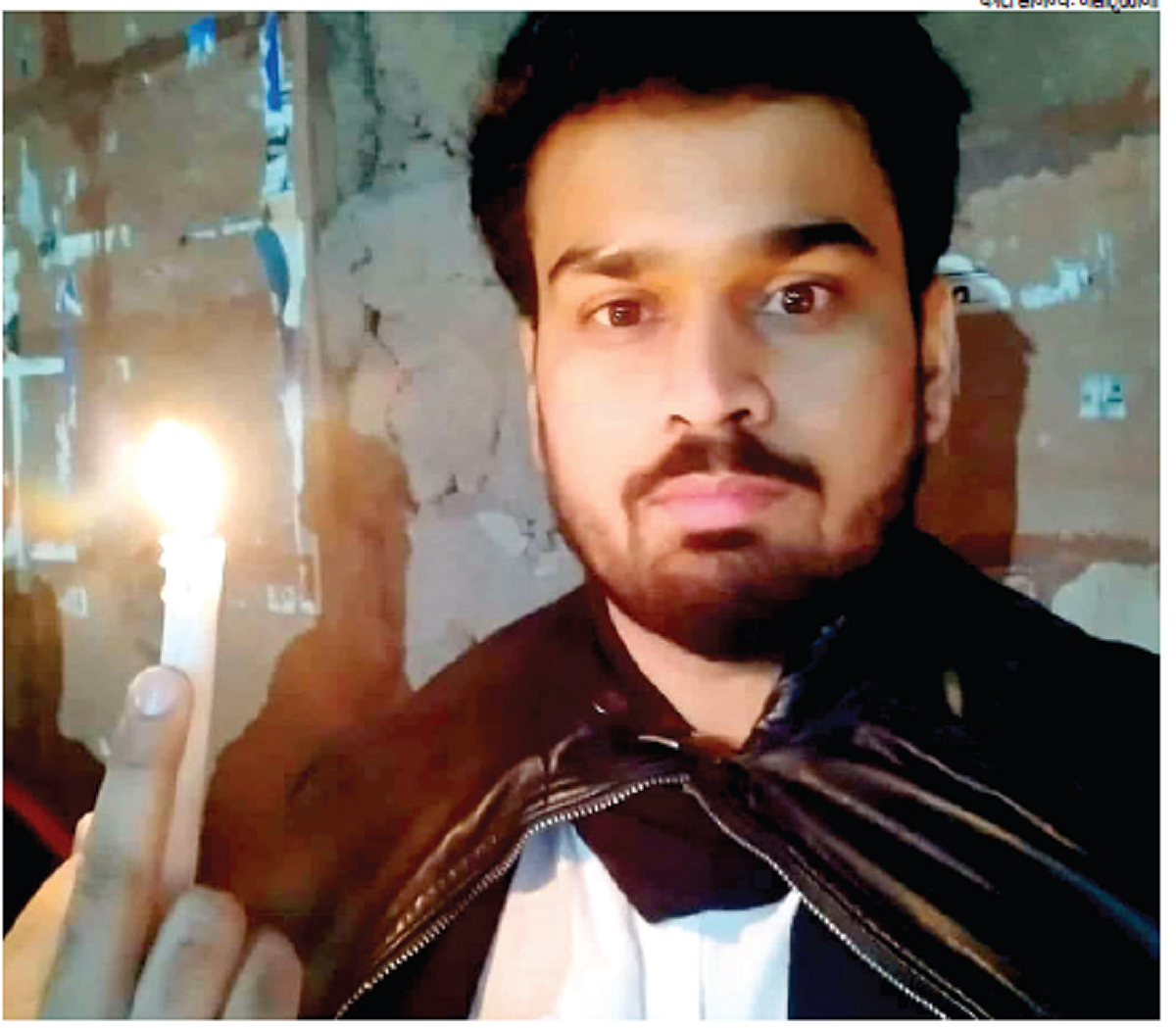 दिल्ली दंगा: अतहर के वकील और परिजनों ने लगाए गंभीर आरोप, कहा- जेल में हो रही बर्बरता, कोर्ट के आदेश को भी...