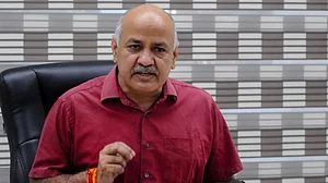 दिल्ली के डिप्टी CM के घर पहुंची CBI, केजरीवाल बोले- अमेरिका के अखबार में हमारे शिक्षा मॉडल की हुई तारीफ, केंद्र ने CBI भेजी