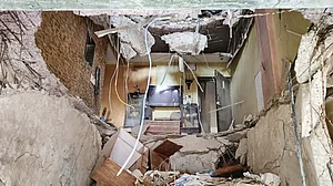 मुंबई: ताश के पत्तों की तरह भरभरा कर गिर गई 4 मंजिला इमारत, वीडियो में दिखा भयानक मंजर