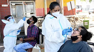 सावधान! दिल्ली में फिर डराने लगी कोरोना की रफ्तार, 2073 नए मरीज आए सामने, 5 लोगों की मौत