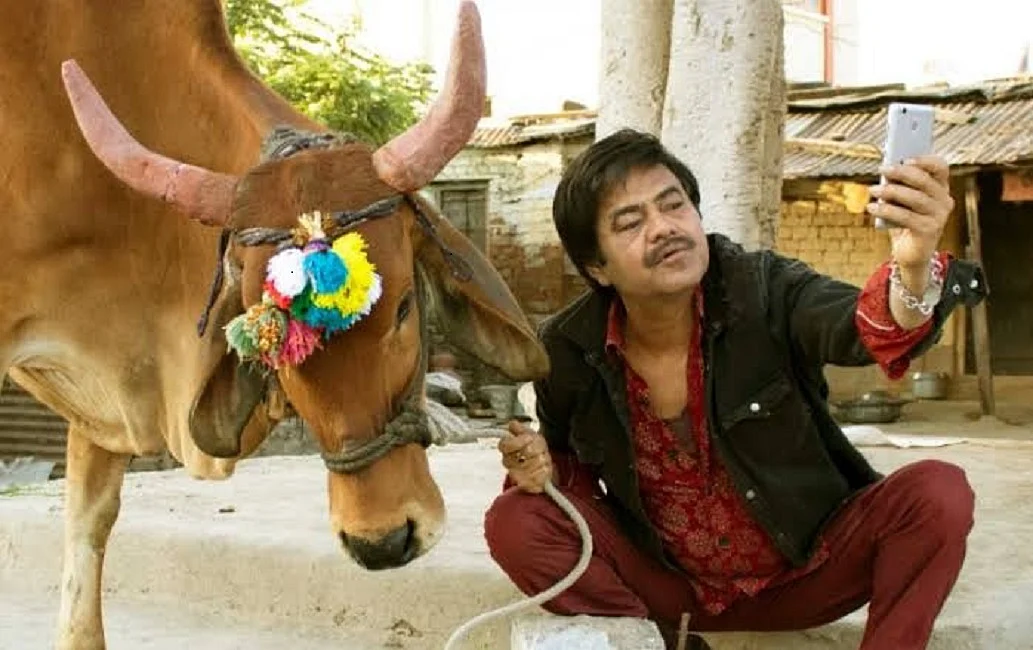 फिल्म समीक्षाः आज मोबाइल से फैल रही नफरत का आईना है 'होली काऊ', कुछ करने से पहले सोचने के लिए कहती है कहानी