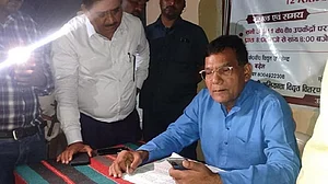 गजब! बाराबंकी में अचानक उपकेंद्र के दौरे पर पहुंचे थे बिजली मंत्री, चली गई लाइट, मोबाइल टॉर्च से किया निरीक्षण