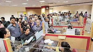 सरकारी बैंकों के निजीकरण पर उतारू सरकार, लेकिन कितना जरूरी है इन्हें निजी हाथों में सौंपना