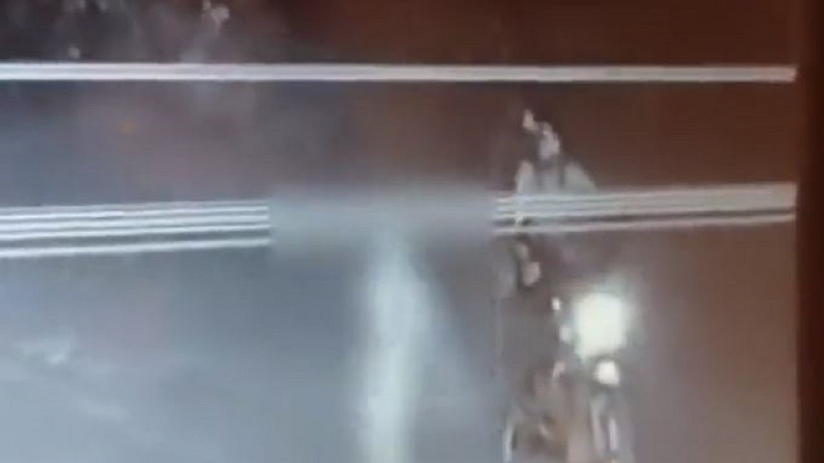 शर्मनाक...! यूपी में नग्न हालत में 2 किलोमीटर पैदल चलकर घर पहुंची नाबालिग गैंगरेप पीड़िता, योगी राज में क्या हो रहा?