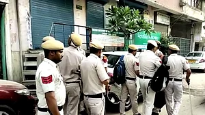 दिल्ली: शाहीन बाग स्थित PFI कार्यालय के बाहर भारी संख्या में पुलिस बल तैनात, ड्रोन से निगरानी