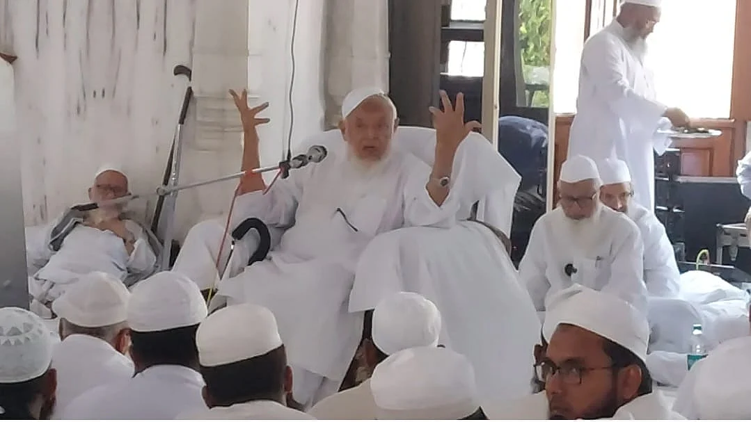 देवबंद में मदरसा संचालकों की बैठक को संबोधित करते हुए मौलाना अरशद मदनी 