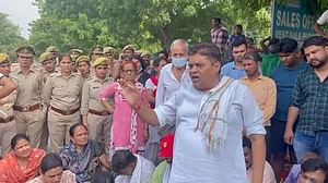 त्यागी समाज ने ग्रैंड ओमेक्स सोसायटी का किया घेराव, नोएडा अथॉरिटी को दिया 24 घंटे का अल्टिमेटम