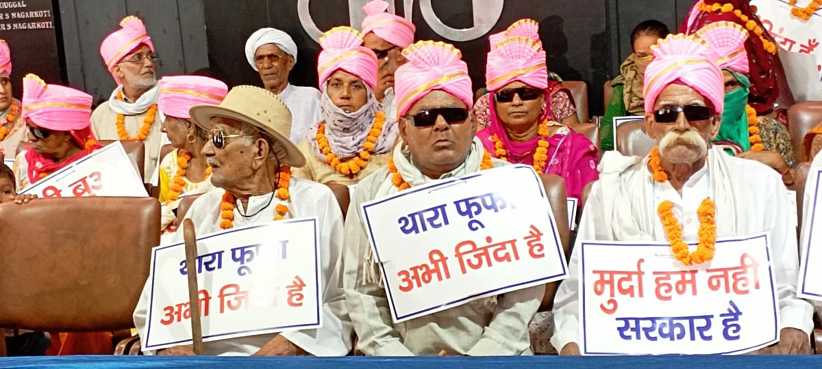 पूरे हरियाणा से आए मृत घोषित बुजुर्ग चंडीगढ़ प्रेस क्लब में अपने जिंदा होने का सबूत देते हुए