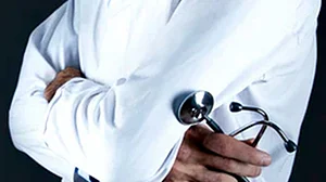 UP: अस्पतालों का नाम उर्दू में लिखने का आदेश देने वाली अधिकारी पर गिरी गाज, हुई निलंबित, जानें क्या है पूरा मामला