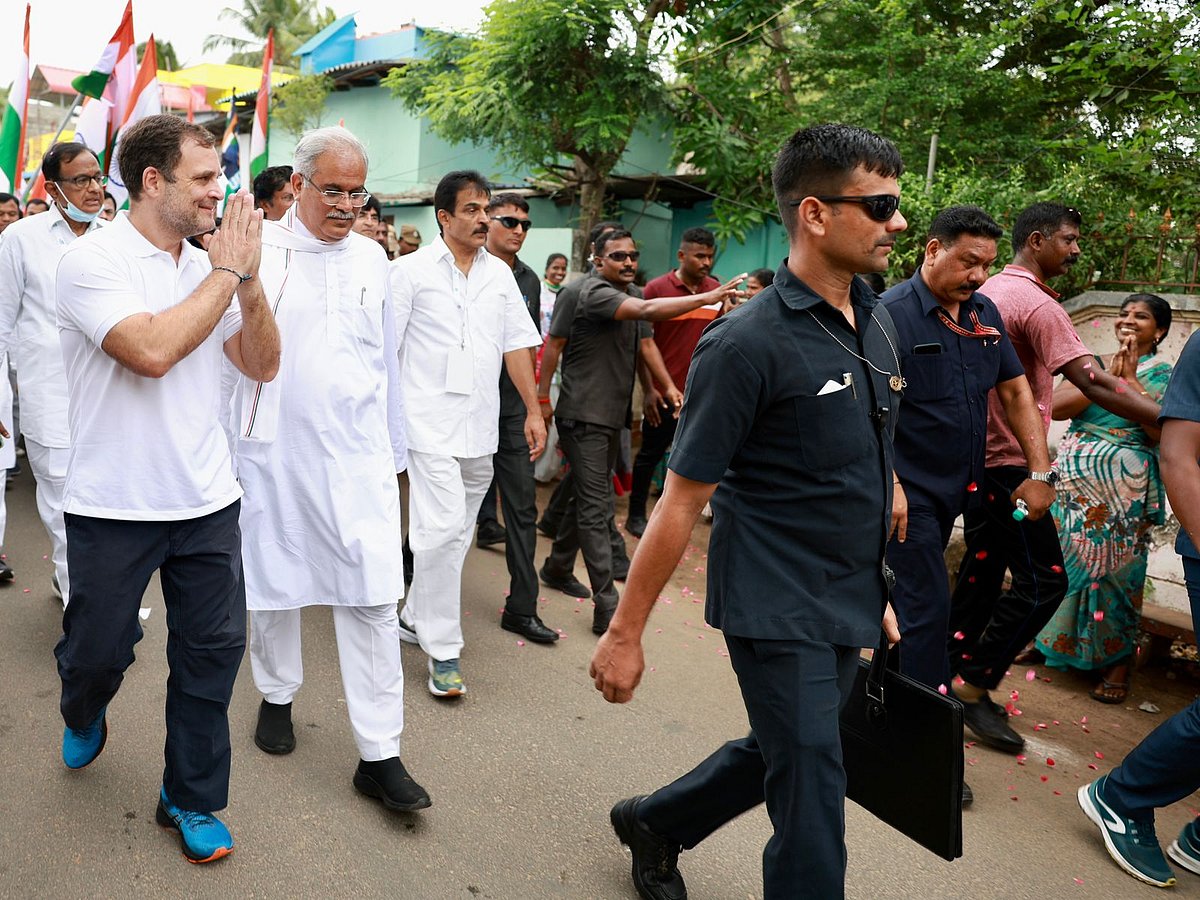 यात्रा के दौरान लोगों के अभिवादन को स्वीकार करते राहुल गांधी।