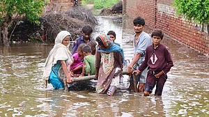 पाकिस्तान में बाढ़ से भारी तबाही, 40 अरब डॉलर को कर पार सकता है आर्थिक नुकसान