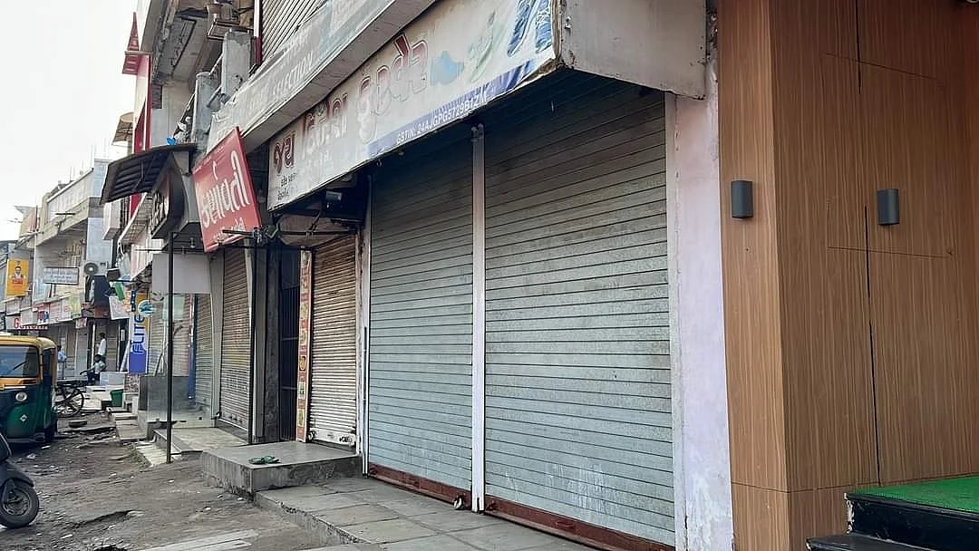 महंगाई के खिलाफ गुजरात कांग्रेस का हल्लाबोल! सड़कों पर उतरे कार्यकर्ता, पुलिस ने हिरासत में लिया