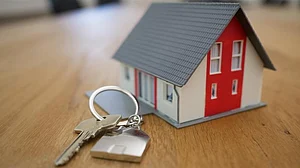 यूपी सरकार की उदासीनता से कांशीराम शहरी गरीब आवास हुए खंडहर, अपर्याप्त धन, योजना के प्रति उदासीन रवैया है वजह