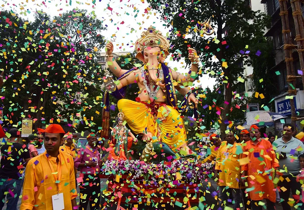 ...ताकि बीएमसी चुनाव में मिले बप्पा का आशीर्वाद, इसलिए नेता लगा रहे हैं गणपति मंडलों की दौड़