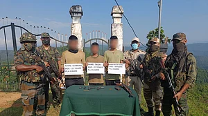 मणिपुर: असम राइफल्स को बड़ी सफलता लगी हाथ, 3 PLA उग्रवादियों को किया गिरफ्तार, हथियार बरामद