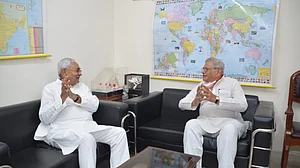 दिल्ली में सीताराम येचुरी से मिले सीएम नीतीश, पीएम पद के दावेदारी पर बोले- उनकी ऐसी इच्छा...