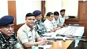 झारंखड: चतरा-हजारीबाग के जंगलों में नक्सलियों के साथ पुलिस की मुठभेड़, बड़ी मात्रा में हथियार बरामद