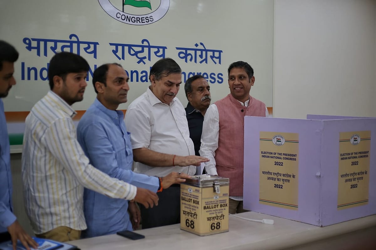 AICC दफ्तर में कांग्रेस के नए अध्यक्ष चुनाव के दौरान की तस्वीर