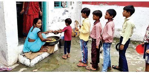 यूपी: मिड डे मील से मुसीबत में गुरुजी, नमक-रोटी पर सस्पेंड, सब्जी-तरकारी दें तो हो जाएं कर्जदार