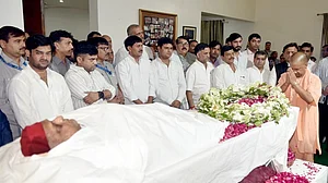 सैफई पहुंचा मुलायम सिंह का पार्थिव शरीर, चारों ओर दौड़ी शोक की लहर, सीएम योगी ने दी श्रद्धाजंलि