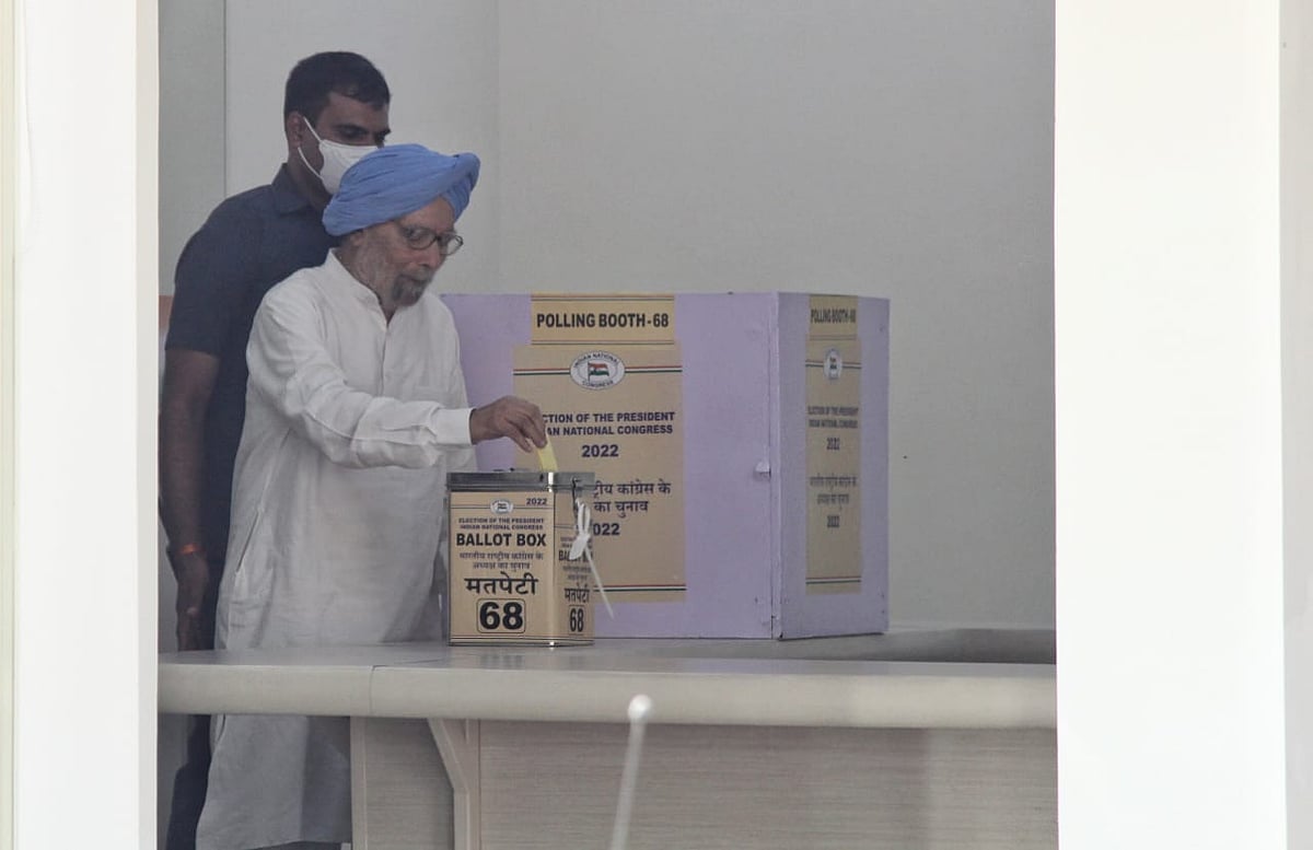 कांग्रेस के नए अध्यक्ष के चुनाव के लिए पूर्व पीएम मनमोहन सिंह ने डाला वोट 