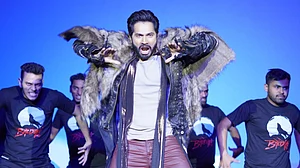 सिनेजीवन: वरुण धवन की 'भेड़िया' का ट्रेलर हुआ रिलीज और करण देओल ने पिता सनी देओल के जन्मदिन पर लिखा इमोशनल नोट