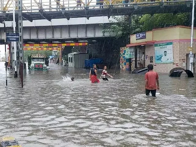 मामूली बारिश में ही दरिया-दरिया क्यों हो जाते हैं ये शहर? स्मार्ट सिटी के दावे करने वाली सरकार इस मोर्चे पर पूरी तरह फेल!