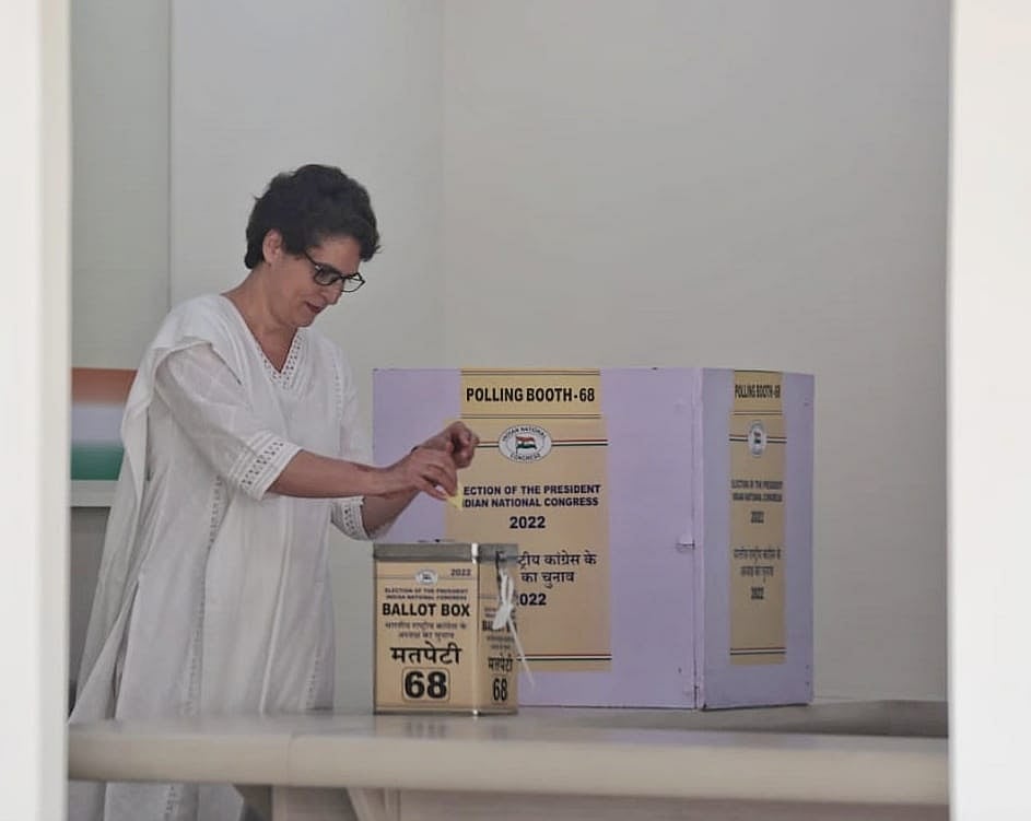 कांग्रेस महासचिव प्रियंका गांधी ने कांग्रेस के नए अध्यक्ष चुनाव के लिए मतदान किया