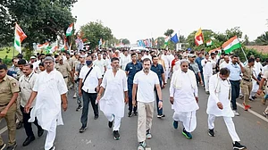 भारत जोड़ो यात्रा : कर्नाटक में बहिष्कृत दलित परिवार से मिले राहुल गांधी, दलितों पर हो रहे अत्याचार पर जताई चिंता