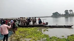 बिहार के वैशाली में बड़ा हादसा! 25 लोगों से भरी नाव गंडक नदी में डूबी, दो की मौत