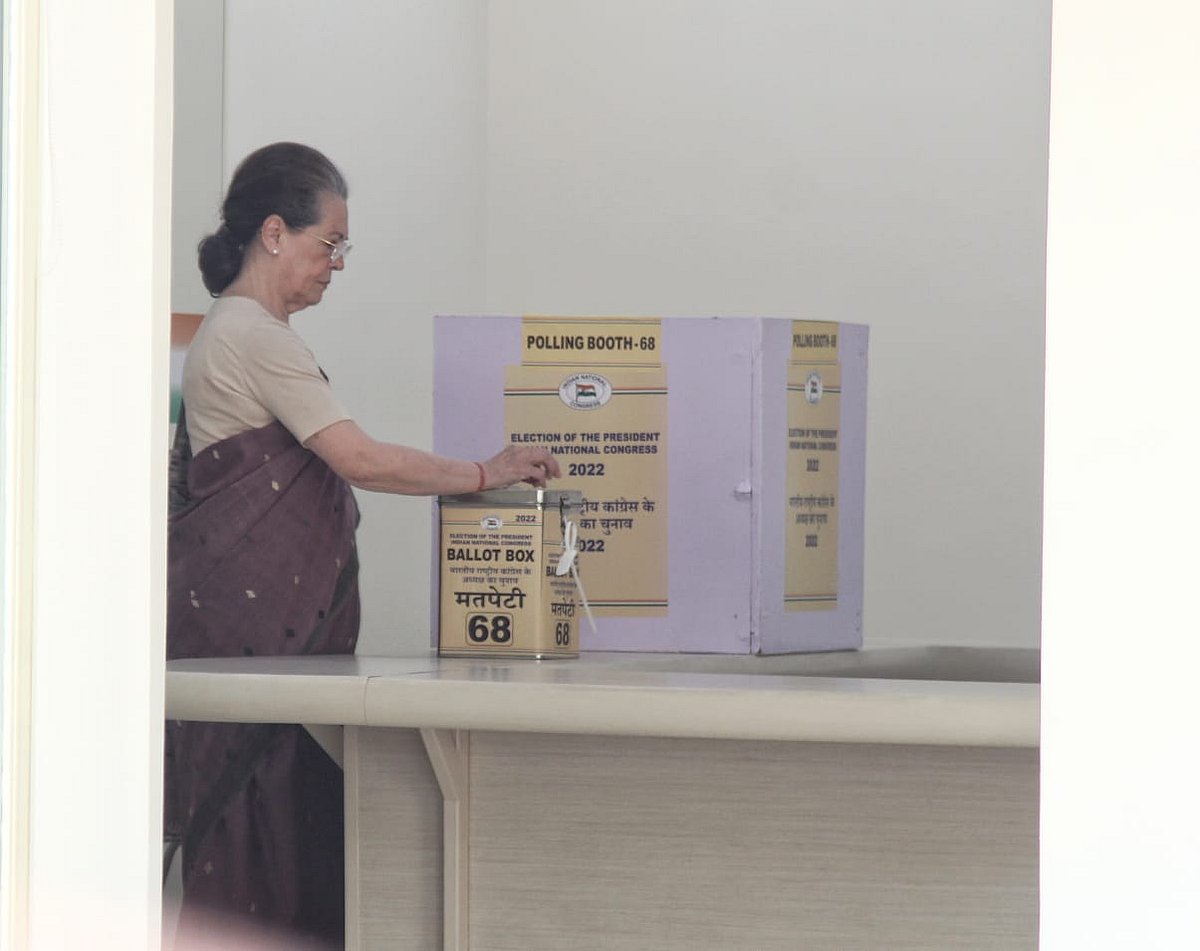कांग्रेस प्रेसिडेंट सोनिया गांधी ने पार्टी के नए अध्यक्ष चुनाव के लिए वोट डाला 
