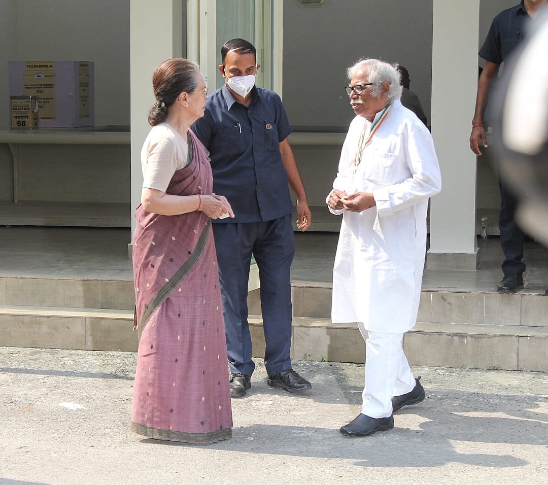 AICC दफ्तर पर वोट डालने पहुंची कांग्रेस अध्यक्ष सोनिया गांधी और मधुसूदन मिस्त्री