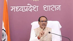 शिवराज के काफिले में गाय के घुसने पर हटाए गए उज्जैन के निगमायुक्त! कांग्रेस ने अचानक तबादले पर लगाया आरोप