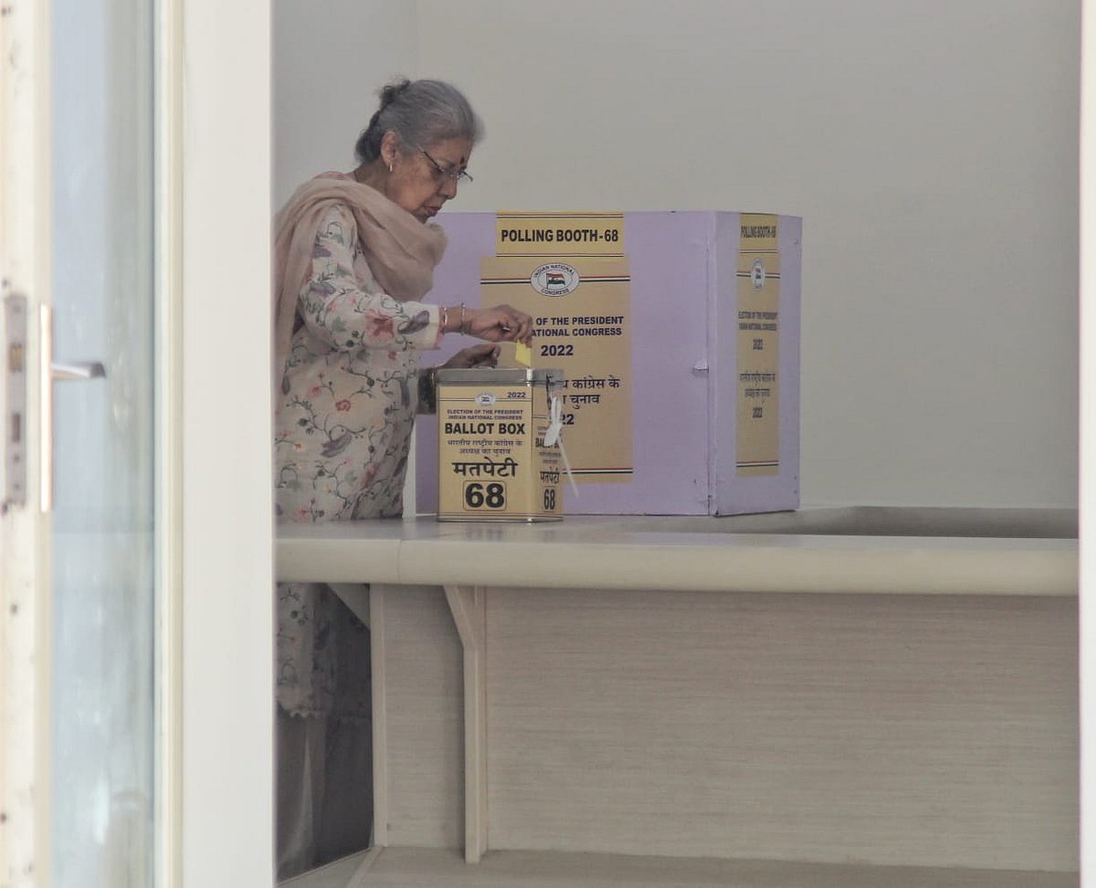 राज्यसभा सांसद अंबिका सोनी ने कांग्रेस के नए अध्यक्ष के चयन के लिए वोट किया