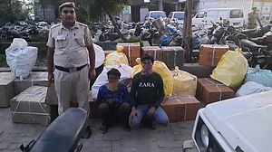 दिल्ली पुलिस को बड़ी सफलता लगी हाथ, 455 किलो प्रतिबंधित पटाखा किए जब्त, 2 लोगों को किया गिरफ्तार