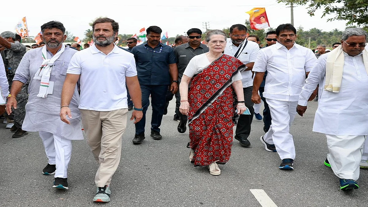 भारत जोड़ो यात्रा के दौरान सोनिया गांधी और राहुल गांधी पदयात्रा करते हुए