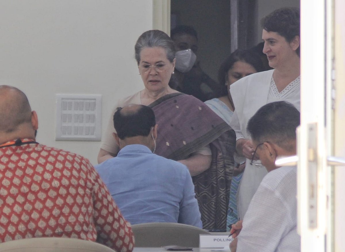 कांग्रेस के नए अध्यक्ष के चुनाव की वोटिंग के दौरान सोनिया गांधी और प्रियंका गांधी