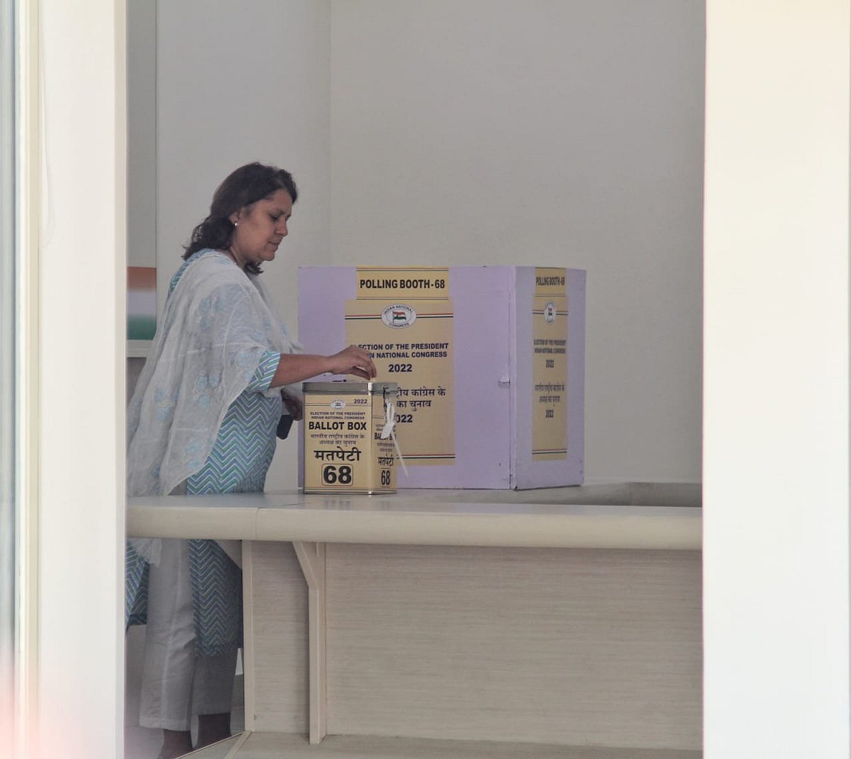 कांग्रेस की राष्ट्रिय प्रवक्ता सुप्रिया श्रीनेत ने कांग्रेस के नए अध्यक्ष चुनाव के लिए वोट दिया