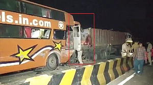 मध्य प्रदेश के रीवा में बड़ा सड़क हादसा, बस-ट्रक की टक्कर में 15 लोगों की दर्दनाक मौत, यूपी के रहने वाले थे सभी