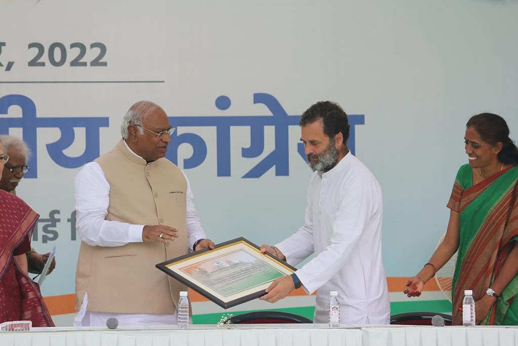 कांग्रेस को मिला नया अध्यक्ष, सोनिया गांधी ने मल्लिकार्जुन खड़गे को सौंपी कमान, बोलीं- धरती से जुड़े नेता हैं खड़गे