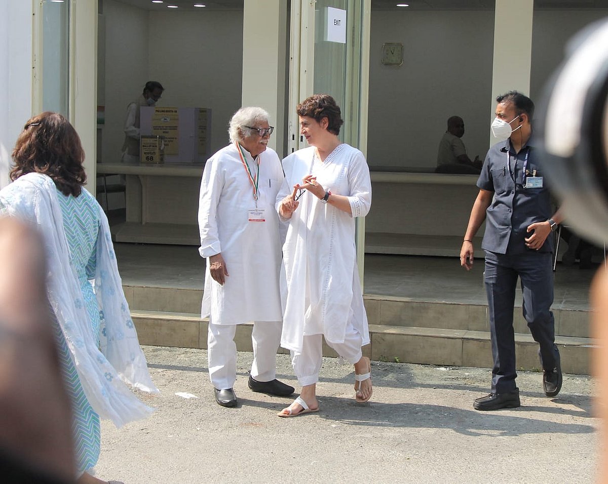 AICC दफ्तर पर प्रियंका गांधी और मधुसूदन मिस्त्री