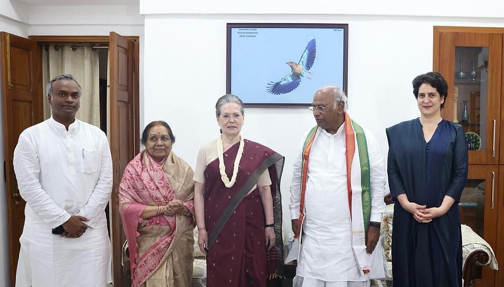 सोनिया गांधी ने घर जाकर खड़गे को दी बधाई, कांग्रेस अध्यक्ष बनने पर राहुल-प्रियंका ने भी दी शुभकामनाएं